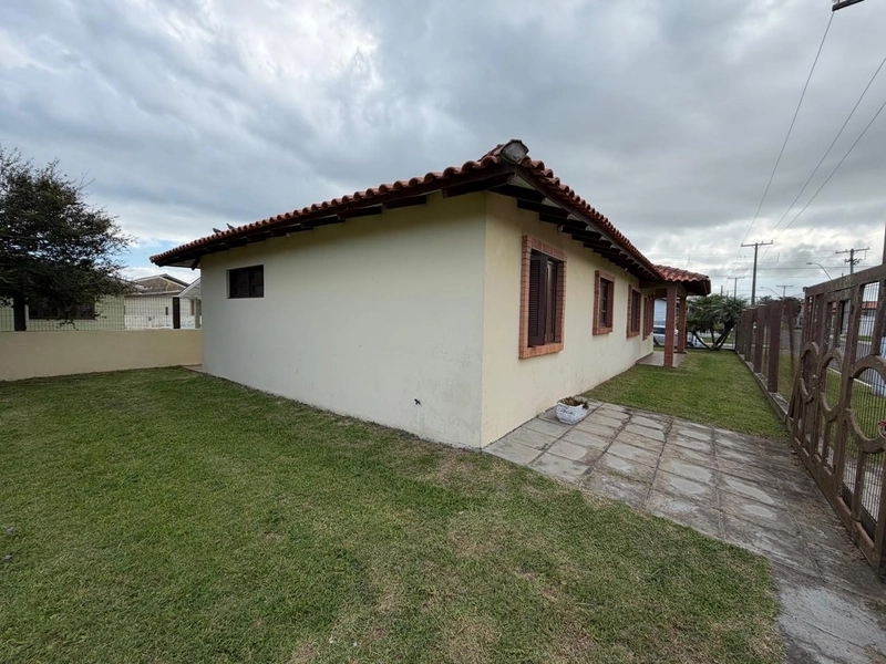 Linda Casa de Esquina em Atlântida Sul com 4 Dormitórios e Pátio Amplo: 20ª foto da galeria de imagens do imóvel