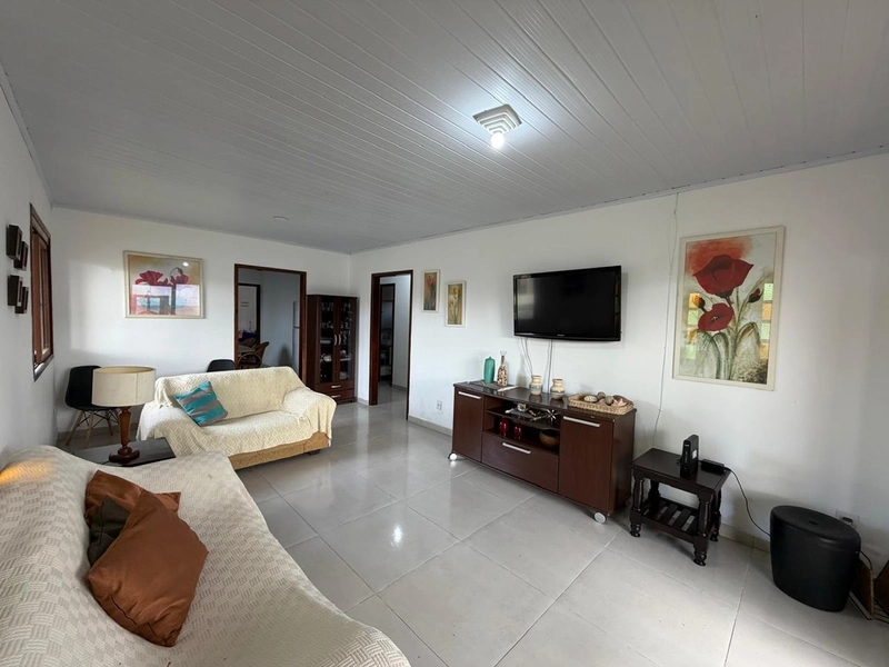 Linda Casa de Esquina em Atlântida Sul com 4 Dormitórios e Pátio Amplo: 3ª foto da galeria de imagens do imóvel