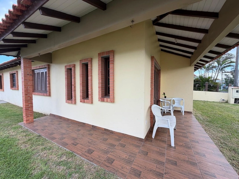 Linda Casa de Esquina em Atlântida Sul com 4 Dormitórios e Pátio Amplo: 2ª foto da galeria de imagens do imóvel
