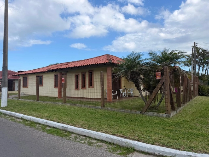 Linda Casa de Esquina em Atlântida Sul com 4 Dormitórios e Pátio Amplo: 1ª foto da galeria de imagens do imóvel