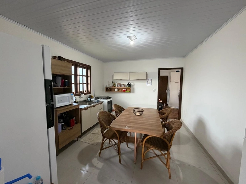 Linda Casa de Esquina em Atlântida Sul com 4 Dormitórios e Pátio Amplo: 7ª foto da galeria de imagens do imóvel