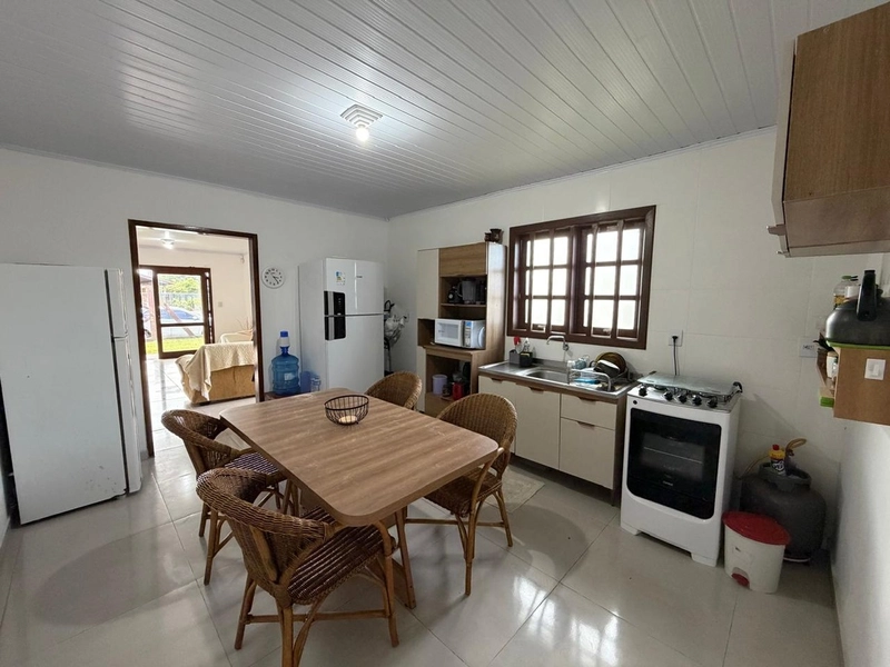 Linda Casa de Esquina em Atlântida Sul com 4 Dormitórios e Pátio Amplo: 6ª foto da galeria de imagens do imóvel