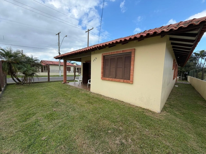Linda Casa de Esquina em Atlântida Sul com 4 Dormitórios e Pátio Amplo: 17ª foto da galeria de imagens do imóvel