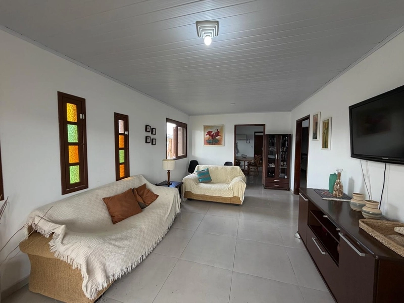 Linda Casa de Esquina em Atlântida Sul com 4 Dormitórios e Pátio Amplo: 4ª foto da galeria de imagens do imóvel