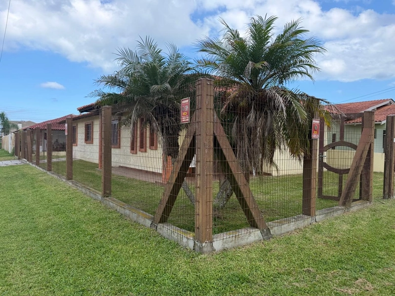 Linda Casa de Esquina em Atlântida Sul com 4 Dormitórios e Pátio Amplo: 16ª foto da galeria de imagens do imóvel