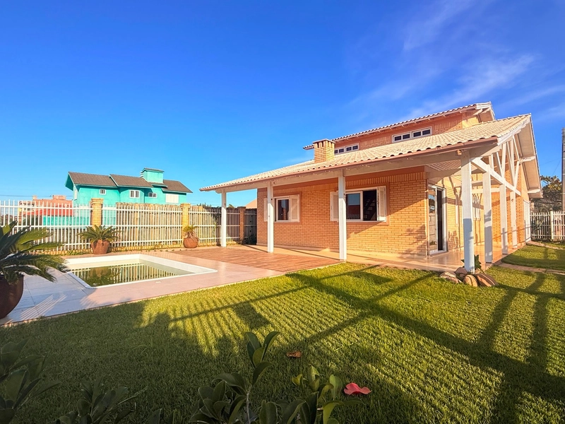 Incrivel Casa em Atântida Sul: 1ª foto da galeria de imagens do imóvel