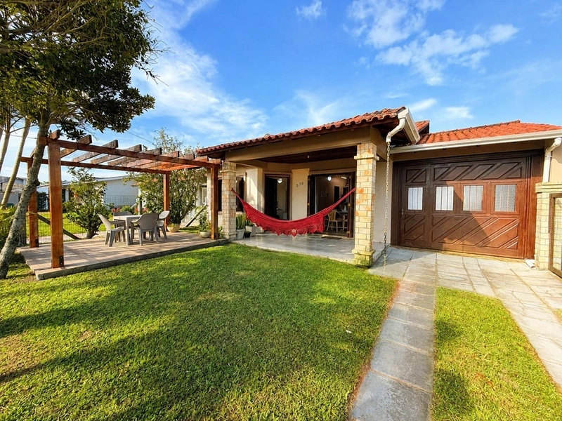 Linda Casa com Lareira, 3 Dormitórios e Amplo Pátio a 450m do Mar!: 1ª foto da galeria de imagens do imóvel