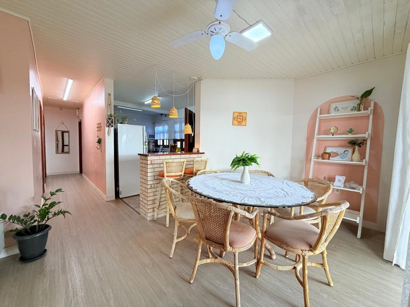 Linda Casa com Lareira, 3 Dormitórios e Amplo Pátio a 450m do Mar!: 5ª foto da galeria de imagens do imóvel