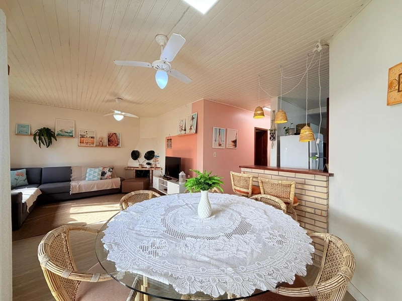 Linda Casa com Lareira, 3 Dormitórios e Amplo Pátio a 450m do Mar!: 6ª foto da galeria de imagens do imóvel