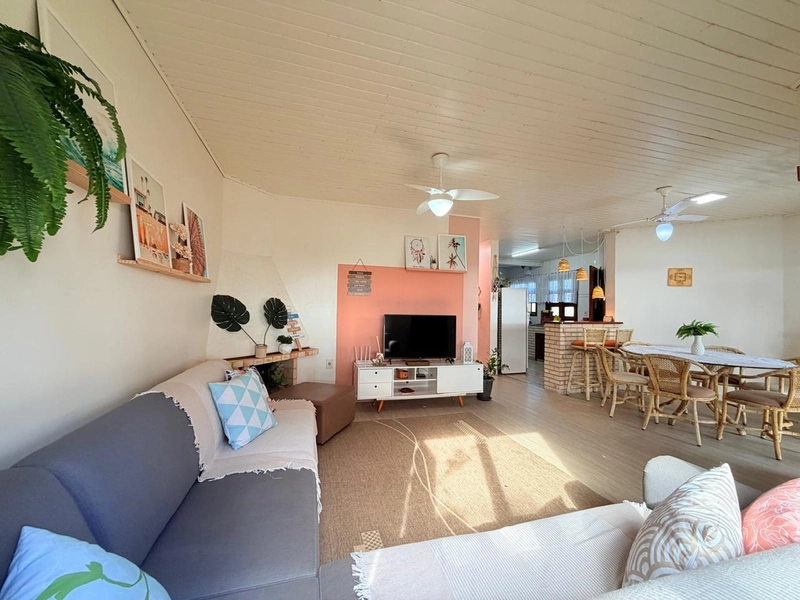 Linda Casa com Lareira, 3 Dormitórios e Amplo Pátio a 450m do Mar!: 3ª foto da galeria de imagens do imóvel