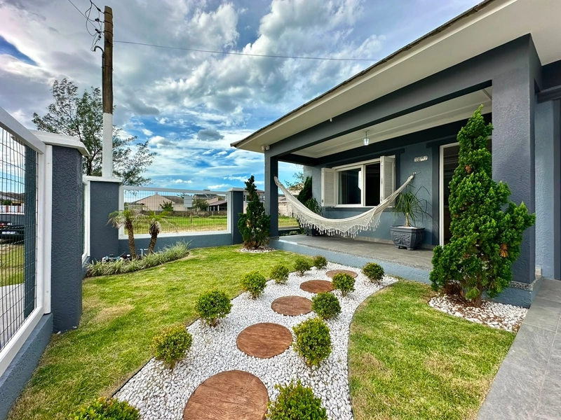 Linda Casa em Atlântida Sul com 4 Suítes e Piscina!: 1ª foto da galeria de imagens do imóvel
