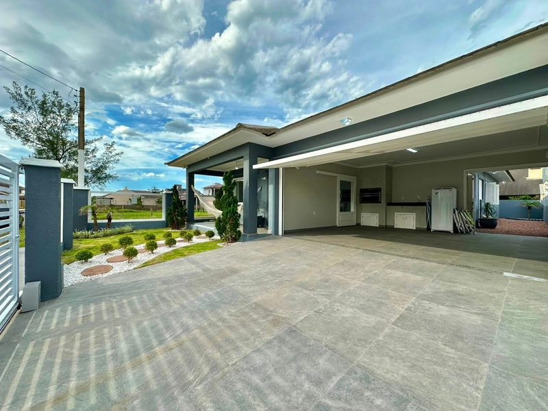 Linda Casa em Atlântida Sul com 4 Suítes e Piscina!: 2ª foto da galeria de imagens do imóvel