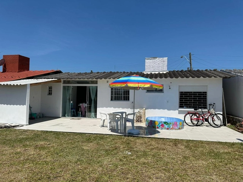 Charmosa Casa em Atlântida Sul com 3 Dormitórios e Pátio Amplo!: 1ª foto da galeria de imagens do imóvel