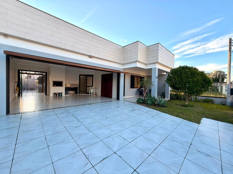 Linda Casa com 4 Dormitórios e Garagem Ampla com Churrasqueira!: 1ª foto da galeria de imagens do imóvel