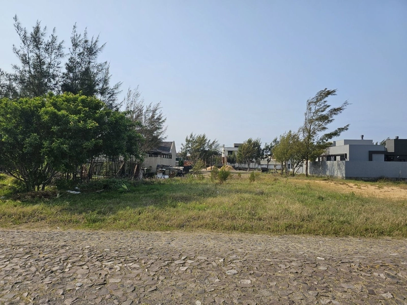 Terreno à venda em Atlantida Sul