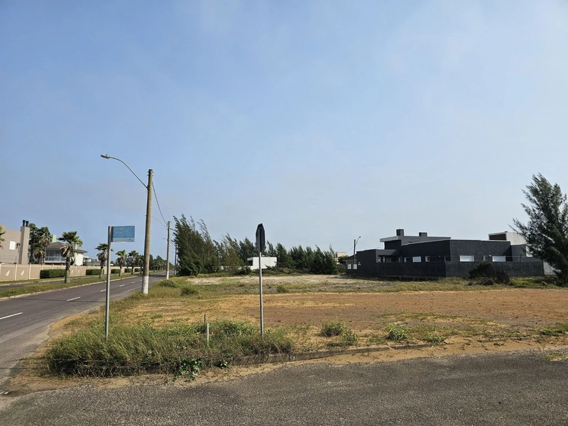 Terreno à venda em Atlantida Sul