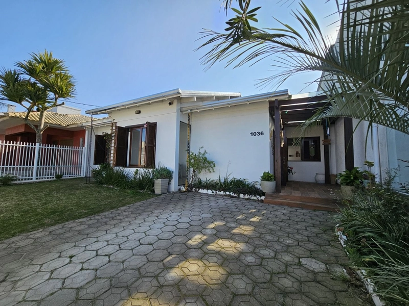 Casa à venda em Atlantida Sul: 1ª foto da galeria de imagens do imóvel