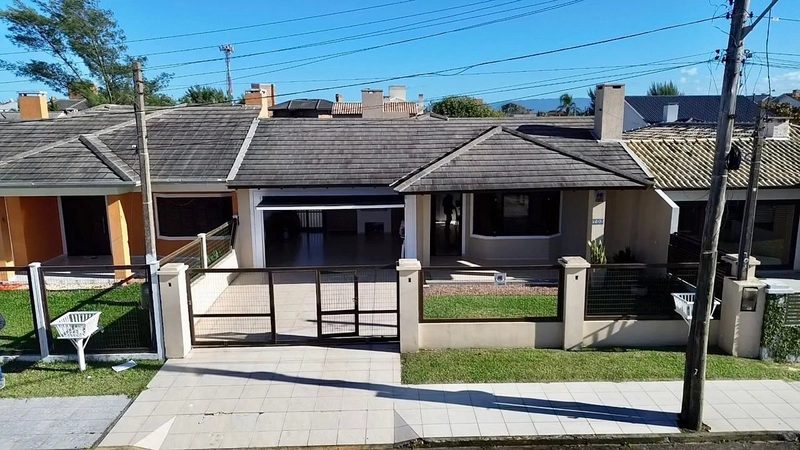 Linda residência mobiliada, em ótima localização no Litoral!: 2ª foto da galeria de imagens do imóvel