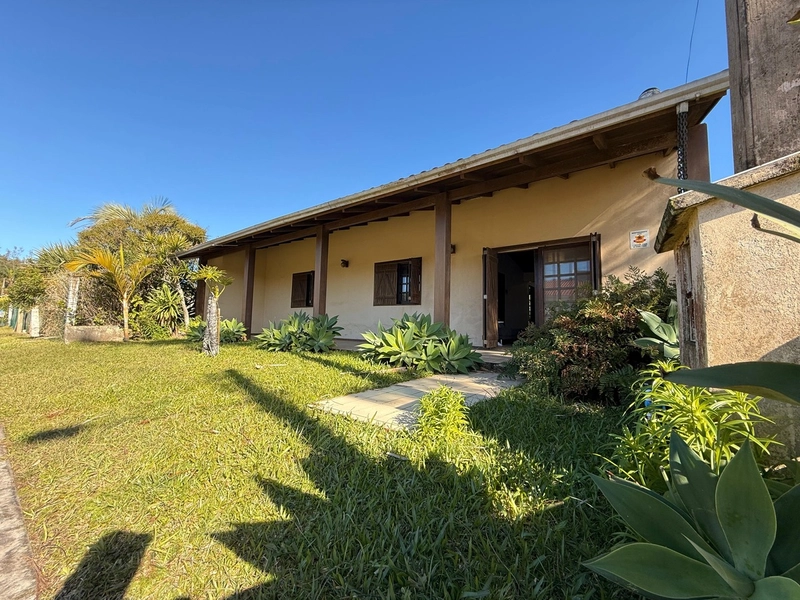 Oportunidade á venda– Casa com piscina e pátio amplo!: 1ª foto da galeria de imagens do imóvel
