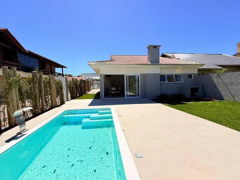 Linda Casa Moderna á Venda, com Duas Suítes e Próximo ao Mar!: 1ª foto da galeria de imagens do imóvel