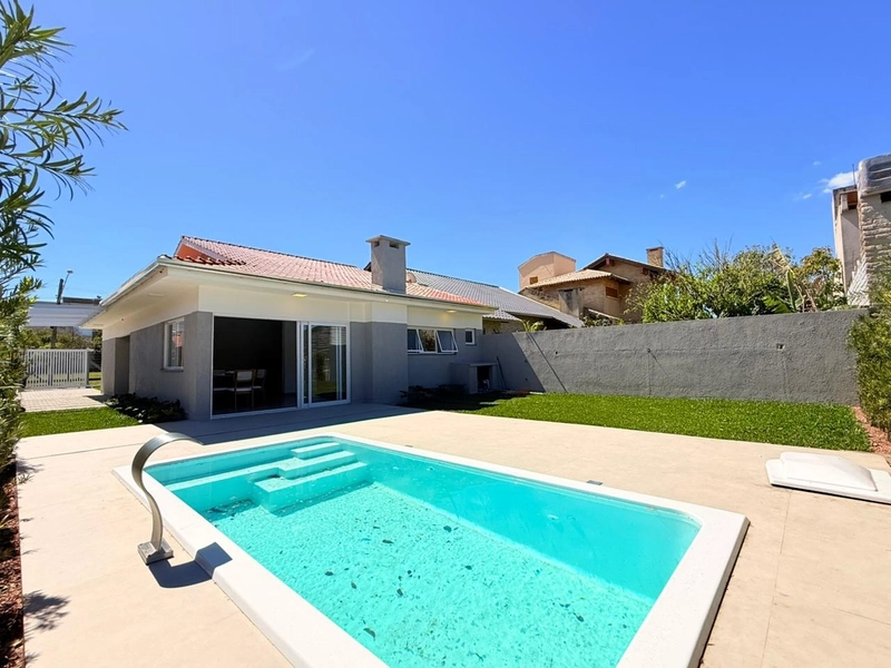 Linda Casa Moderna á Venda, com Duas Suítes e Próximo ao Mar!: 3ª foto da galeria de imagens do imóvel