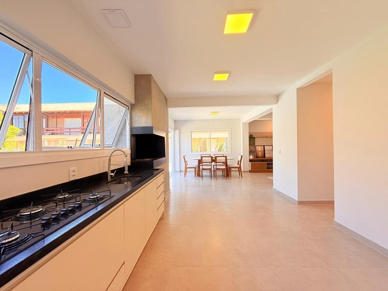 Linda Casa Moderna á Venda, com Duas Suítes e Próximo ao Mar!: 9ª foto da galeria de imagens do imóvel