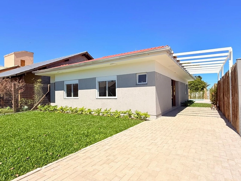 Linda Casa Moderna á Venda, com Duas Suítes e Próximo ao Mar!: 2ª foto da galeria de imagens do imóvel