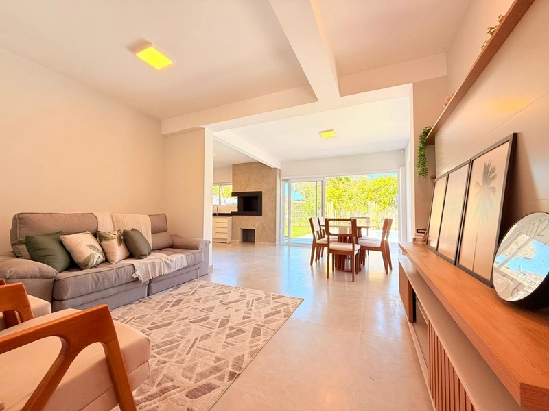 Linda Casa Moderna á Venda, com Duas Suítes e Próximo ao Mar!: 8ª foto da galeria de imagens do imóvel