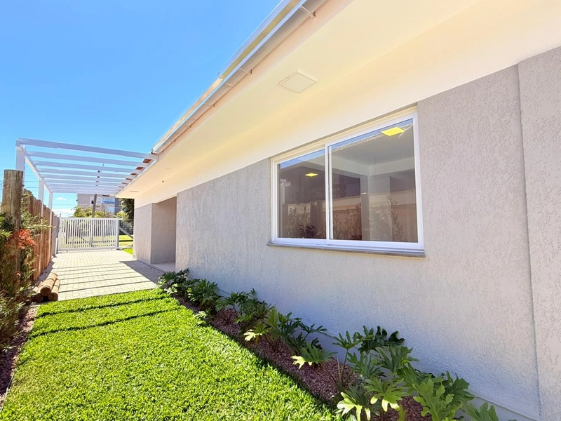 Linda Casa Moderna á Venda, com Duas Suítes e Próximo ao Mar!: 4ª foto da galeria de imagens do imóvel