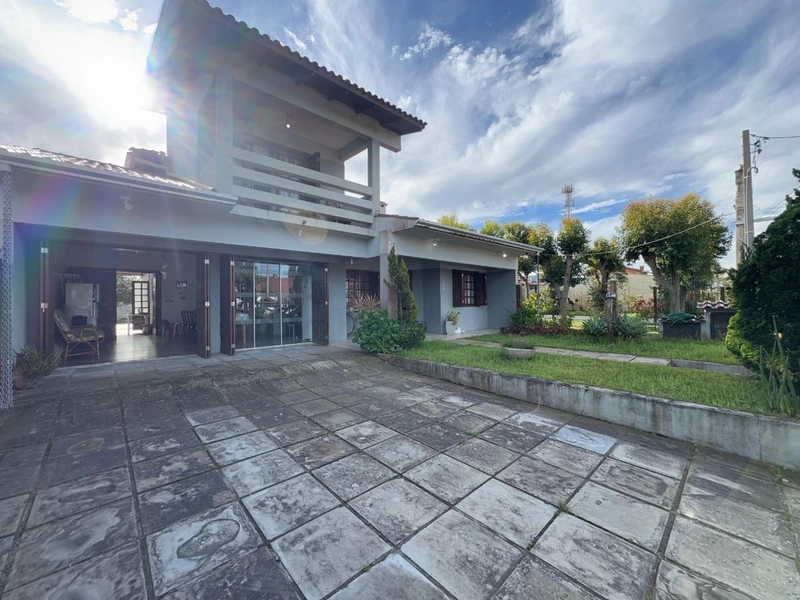 Casa com Localização Privilegiada e Amplo Pátio: 2ª foto da galeria de imagens do imóvel