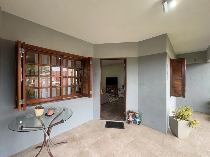 Casa com Localização Privilegiada e Amplo Pátio: 3ª foto da galeria de imagens do imóvel