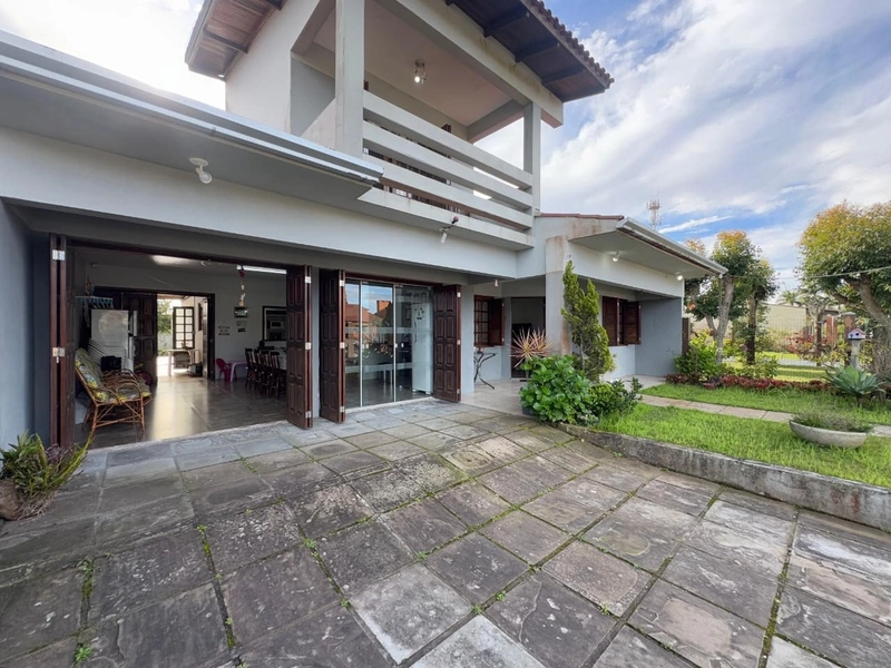 Casa com Localização Privilegiada e Amplo Pátio: 1ª foto da galeria de imagens do imóvel