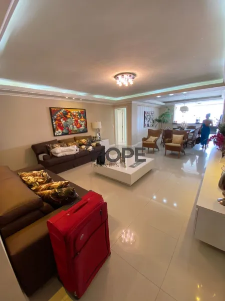 Belíssimo apartamento 05 dormitórios de frente para o mar.