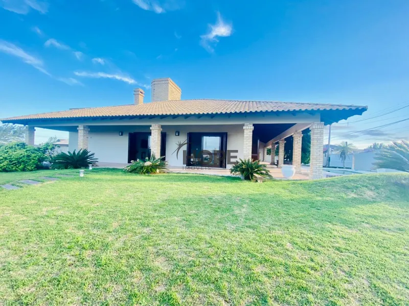 CASA À 2 QUADRAS DO MAR EM CAPÃO DA CANOA!