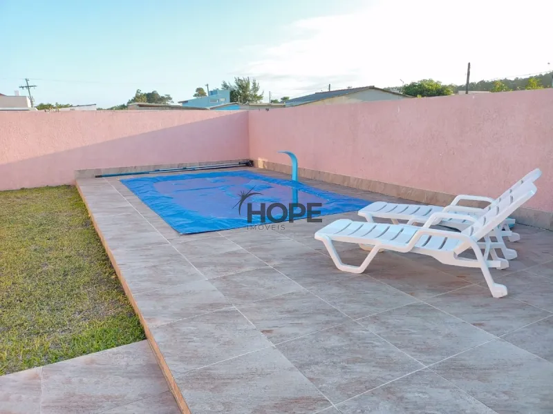 Casa com dois dormitórios e piscina em bairro de Capão da Canoa: 2ª foto da galeria de imagens do imóvel