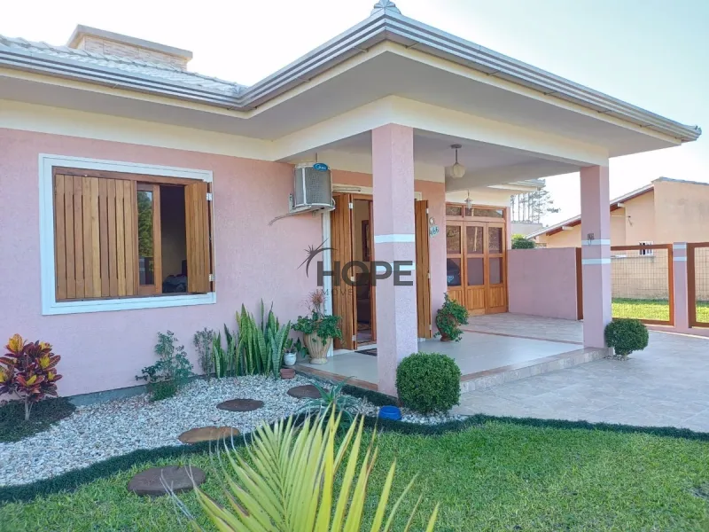 Casa com dois dormitórios e piscina em bairro de Capão da Canoa