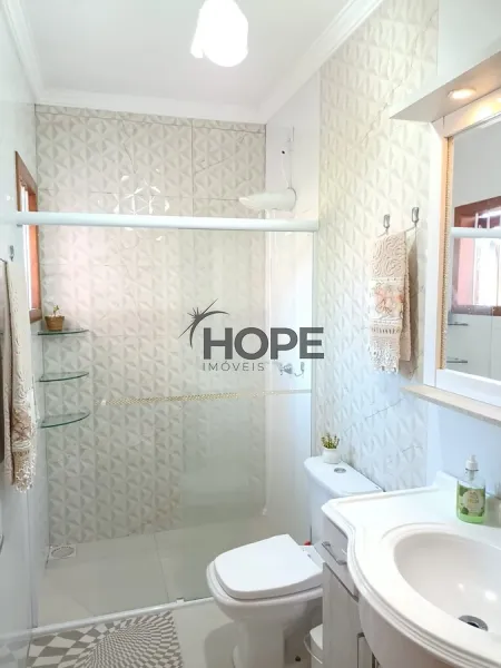 Casa com dois dormitórios e piscina em bairro de Capão da Canoa: 3ª foto da galeria de imagens do imóvel