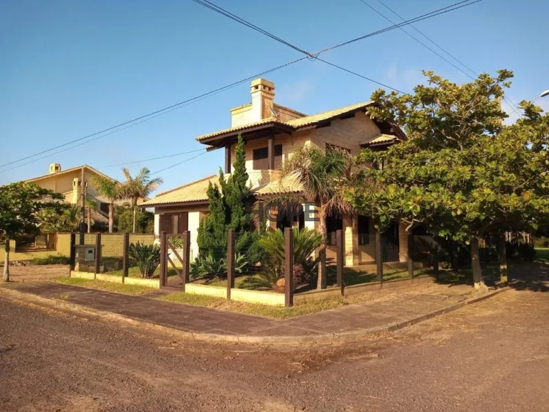 Sobrado com 4 dormitórios em bairro de Capão da Canoa