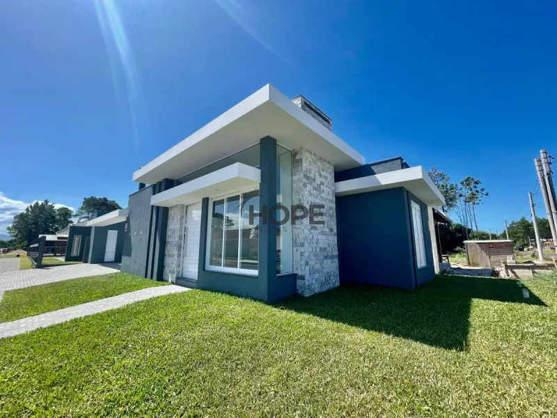 Casa com 3 dormitórios, sendo um suíte em bairro de Capão da Canoa: 1ª foto da galeria de imagens do imóvel