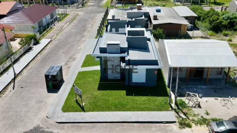 Casa com 3 dormitórios, sendo um suíte em bairro de Capão da Canoa: 3ª foto da galeria de imagens do imóvel