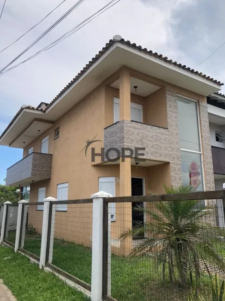 Lindo sobrado com 3 dormitórios em Capão da Canoa!