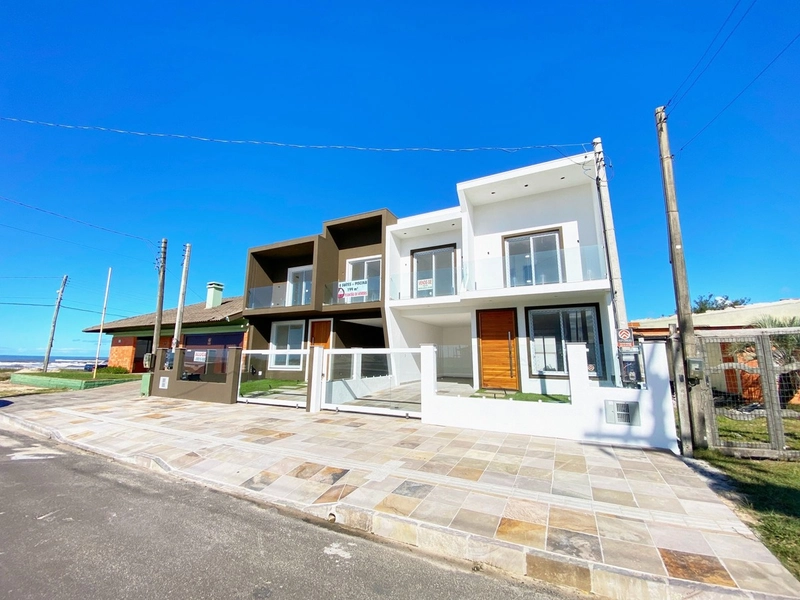 Sobrado com 4 dormitórios, sendo 3 suítes em Capão da Canoa: 2ª foto da galeria de imagens do imóvel