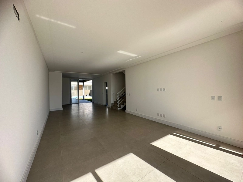 Sobrado com 4 dormitórios, sendo 3 suítes em Capão da Canoa: 7ª foto da galeria de imagens do imóvel