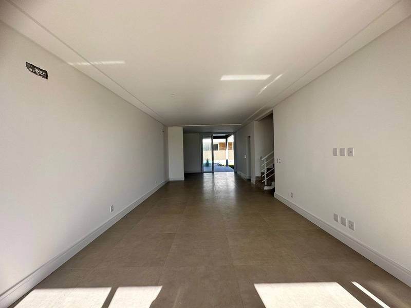 Sobrado com 4 dormitórios, sendo 3 suítes em Capão da Canoa: 6ª foto da galeria de imagens do imóvel