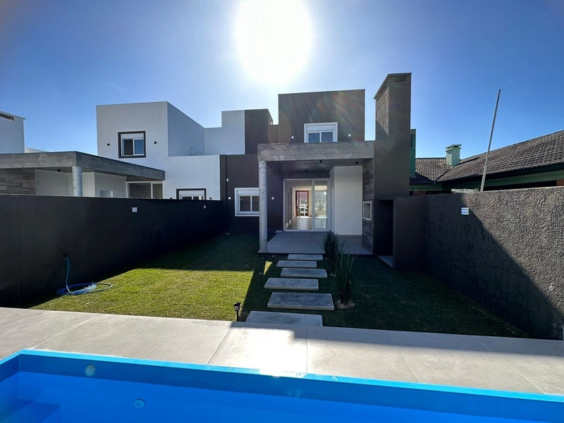 Sobrado com 4 dormitórios, sendo 3 suítes em Capão da Canoa: 16ª foto da galeria de imagens do imóvel