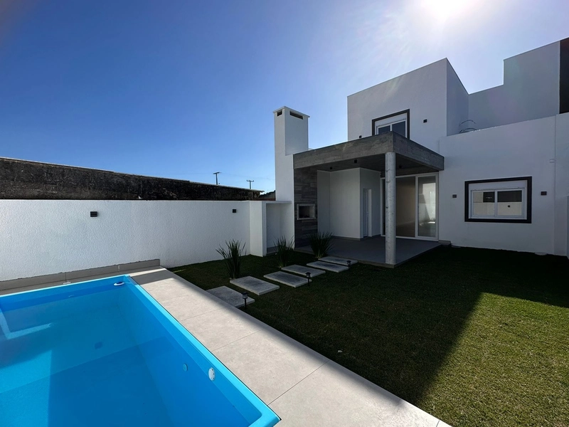 Sobrado com 4 dormitórios, sendo 3 suítes em Capão da Canoa: 21ª foto da galeria de imagens do imóvel