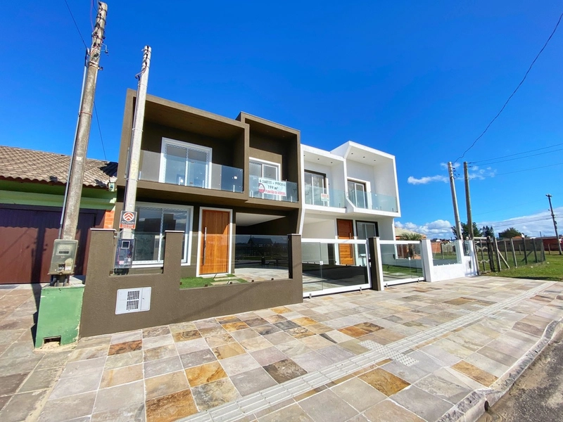 Sobrado com 4 dormitórios, sendo 3 suítes em Capão da Canoa: 1ª foto da galeria de imagens do imóvel