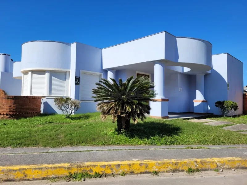 Casa em Atlântida com 3 suítes, sendo uma master com jardim provativo
