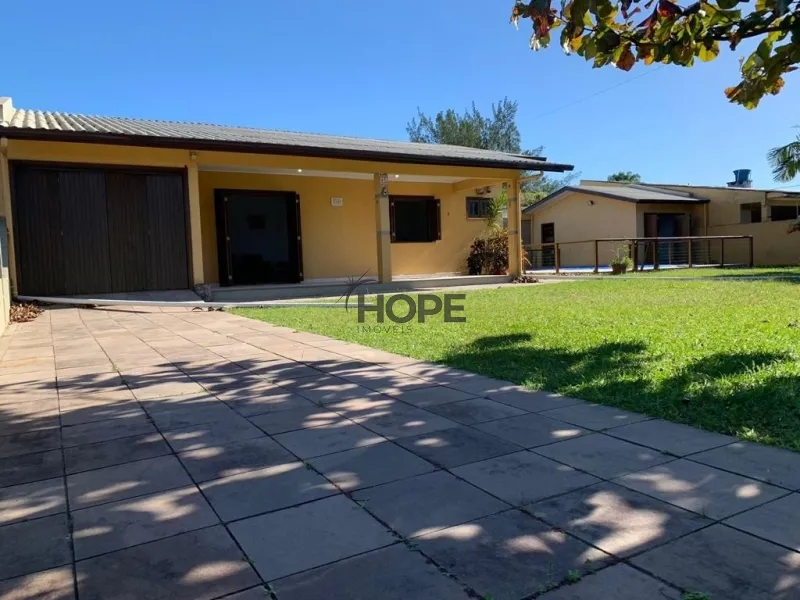 Casa com 3 dormitórios, sendo uma suíte em bairro de Capão da Canoa