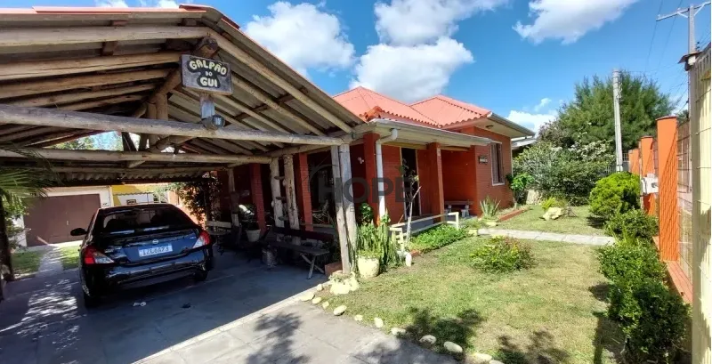 Excelente casa com amplo pátio em Atlântida